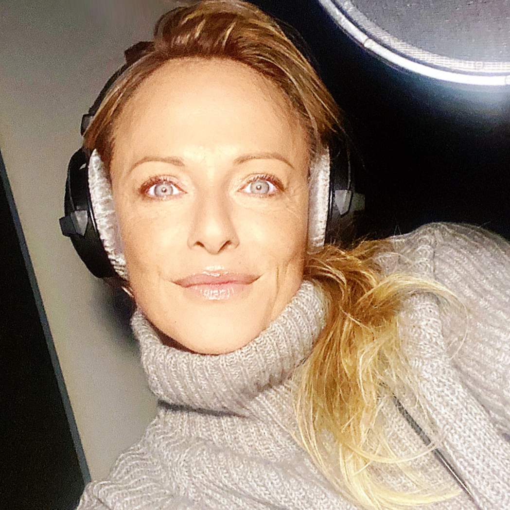 Jo Kern bei der Voice-Arbeit im Studio.